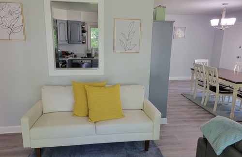 Park Forest Village House | Bright, Modern Park Forest Home, 2.5m to Penn State! Breakfast included.