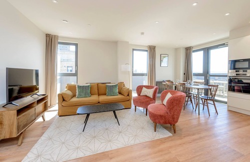 Tottenham Hale Apartment | Bright Modern Retreat