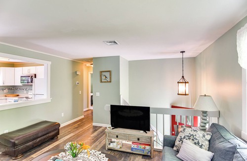 Narragansett House | Bright Narragansett Beach Escape w/Deck & Yard!