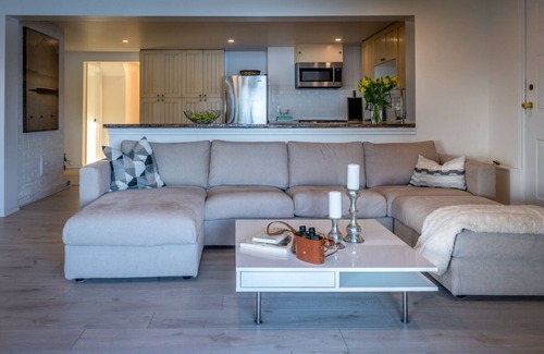 Sooke House | Bright oceanfront retreat - 3 bedroom 2 bath groundfloor suite hot tub