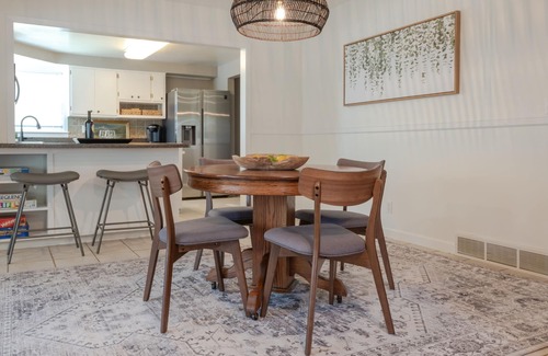 Sioux Falls House | BRIGHT OPEN MID-CENTURY MODERN STYLED HOME NEAR HOSPITALS