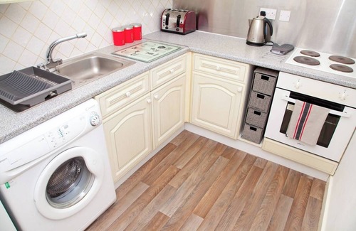 Newhaven Apartment | Bright & Quiet Edinburgh Home + Free Parking