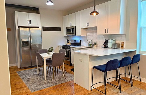 Pilsen Apartment | Bright & Roomy 3BR in Pilsen