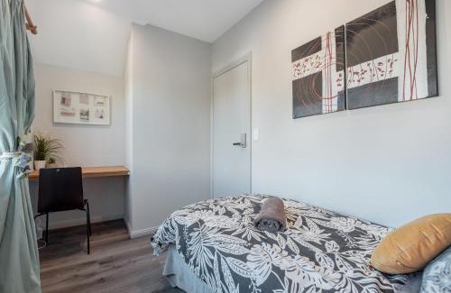 Burwood House | Bright Single Room - Seconds to Bus Station & Park - Close to Chinatown - Shared Bathroom