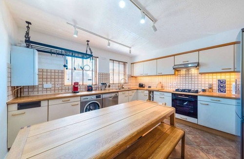 St. Mary's Park Apartment | ☘ Bright & Smart 2 King-sized Bedroom Haven by the Thames & Battersea Park 🌞