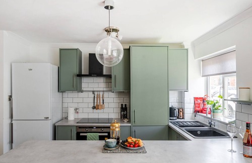 Guildford Apartment | Bright, spacious 1Bed w/parking | Pass the Keys