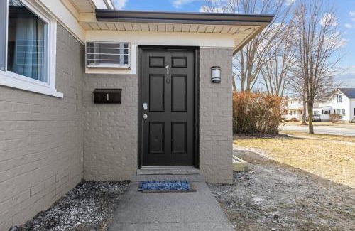 Mount Clemens Apartment | Bright & Spacious 2 Bedroom, Quiet