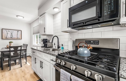 Mount Clemens Apartment | Bright & Spacious 2 Bedroom | Quiet | Safe | Clean