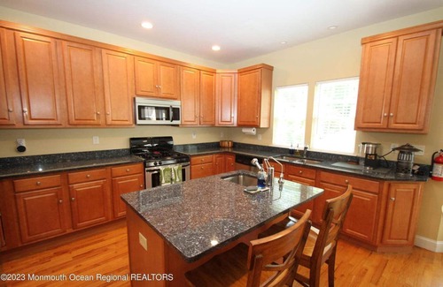 Avon House | Bright, Spacious 5-bdrm Bay Head Shore Home - super close to beach, lake & town