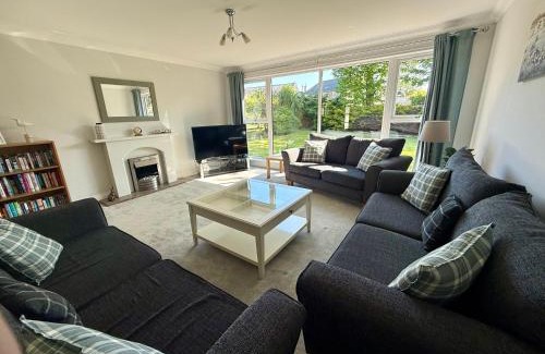 Portsoy House | Bright, Spacious 5-Bed, 4-Bathroom home on Loch Soy