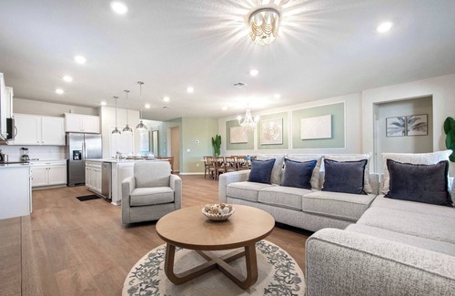 Four Corners House | Bright & Spacious 7BR Pool Villa w/Game Loft New Windsor Cay Resort near Disney