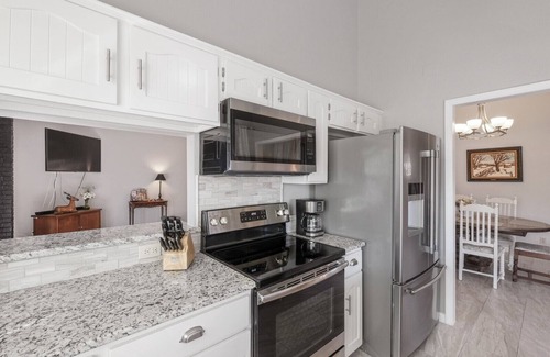Medical Center District House | Bright Spacious Garden Home by South Texas Medical Center