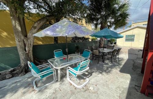 Southside Apartment | Bright Spacious Studio Near City and Palm Beach