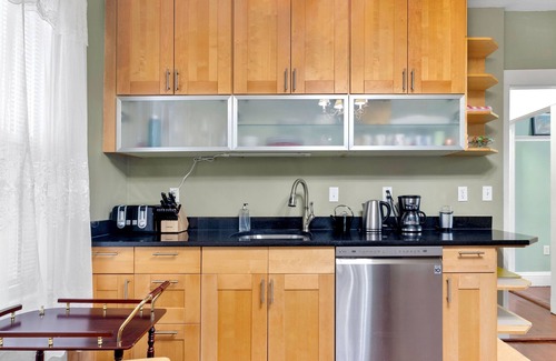 Dorchester Condo | Bright & Specious 2 BR apartment mins from Downtown Boston, parking