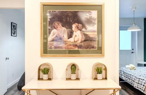 Griffintown Apartment | Bright stay in Griffin Town