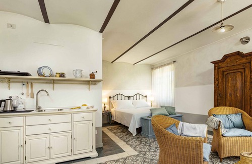 Cherasco Apartment | Bright studio 5 with swimming pool in a period villa in the Barolo area