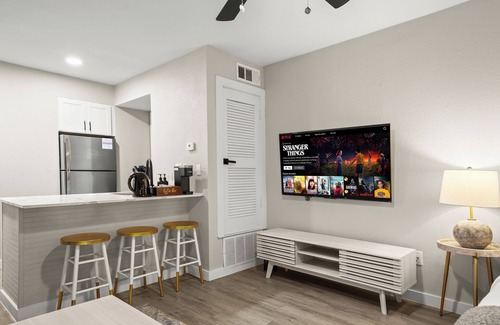 Allandale Apartment | Bright Studio Near Domain Roku TV + Free Parking