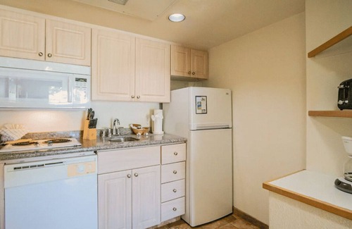 Palm Desert Apartment | Bright Studio w/Private Patio | Pools + Hot Tub