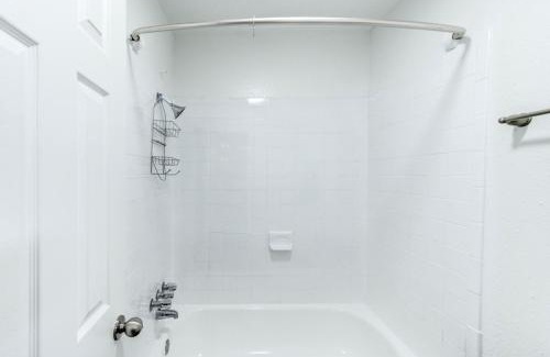 Woodlake - Briar Meadow Apartment | Bright & Stylish 1BR Free WiFi Free Parking