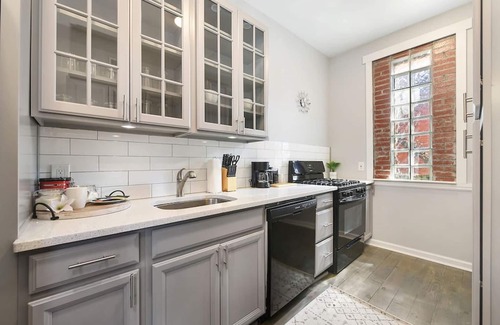 East Allegheny Apartment | Bright & Stylish Apartment with King Bed & Parking