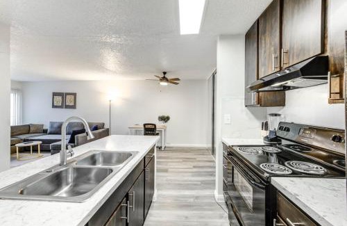 Woodlake - Briar Meadow Apartment | Bright & Stylish Free WiFi Pool Gym Free Parking