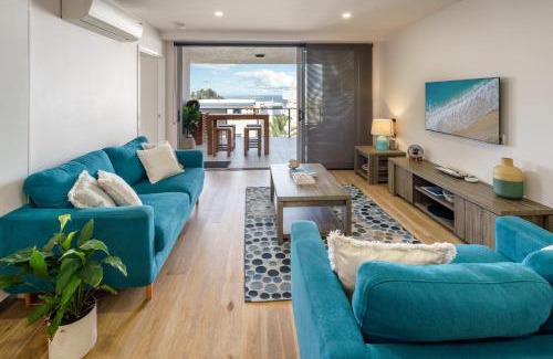 Kings Beach Apartment | Bright Stylish Kings Beach Apartment
