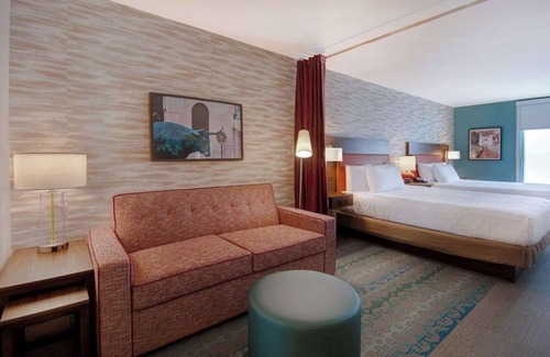 University Hotel | Bright Suite Perfect for Families Near Eastland Lake