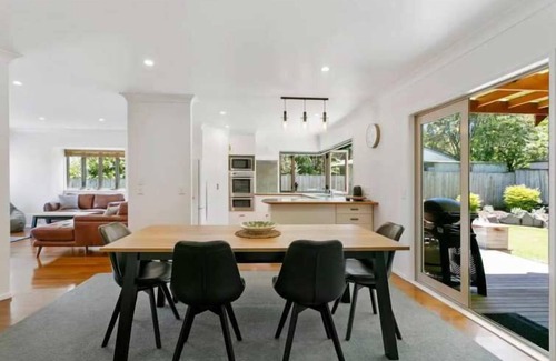 Upper Hutt House | Bright, Sunny Retreat – Walk to Lake & Town!