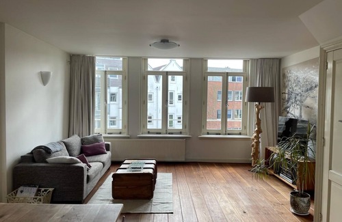 Oude Pijp Apartment | Bright, sunny two bdrm apartment walking distance to the canals of Amsterdam