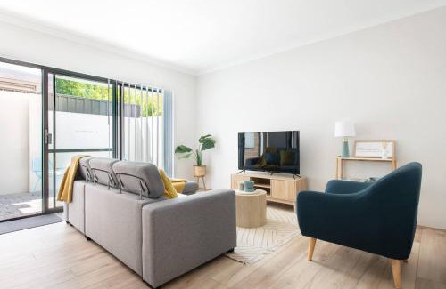 Booragoon Apartment | Bright Trendy 3br Apt - Walk To River & Shops