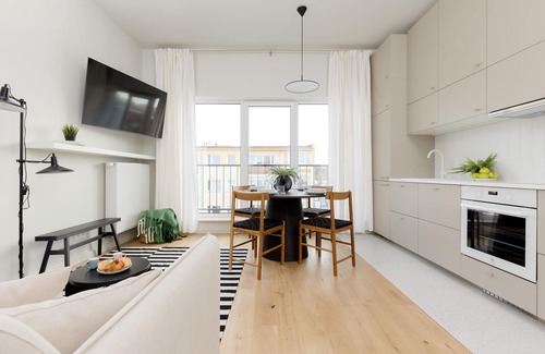 Grochow Apartment | Bright Two Bedroom Apartment by Renters