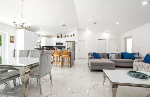 Homestead House | Bright Villa, Heated Pool, 2 Kings, by Everglades, Biscayne & Keys