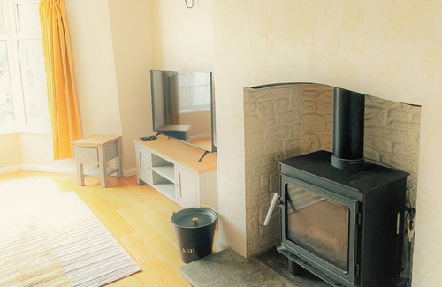 Swindon Cottage | Bright, warm cottage -superb views, private garden