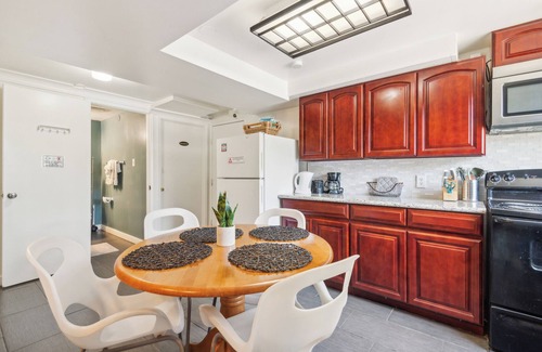 Brighton House | Brighton Retreat - Walk to Metro