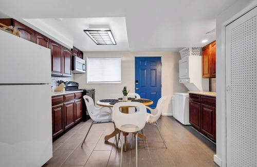 Brighton House | Brighton Retreat - Walk to Metro
