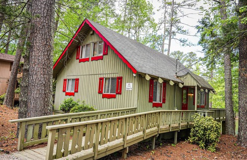 Pine Mountain Ski Chalet | Bring your fur-baby and enjoy this beautiful Chalet overlooking Lake Innsbruck!