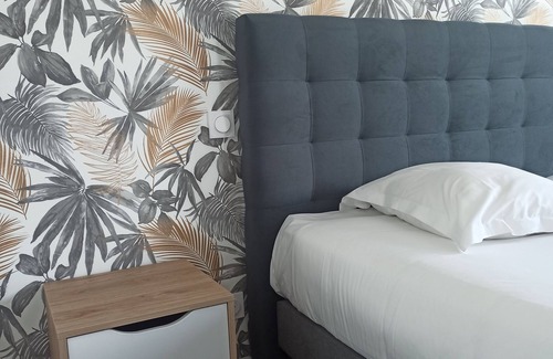 Guingamp Hotel | Brit Hotel L'Arrivée Guingamp