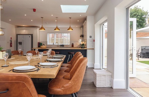 Bridlington Old Town Cottage | BROAD BAY LODGE, family friendly, with hot tub in Bridlington