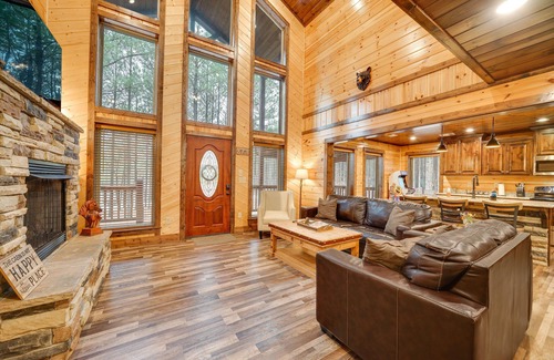 Golden Cabin | Broken Bow Cabin on 1 Acre w/Hot Tub & Fire Pit!