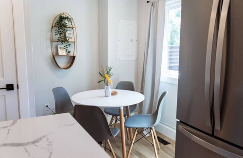 Kitchener House | Broken Oak A · Designer Luxe Home - 3 bed/1 bath + Parking & Wifi