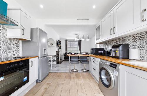 Downham Apartment | Bromley Serviced Apartments - Beckenham Place Park - London - 2 Bed House - Free Parking - 2 Beds 1 Sofabed