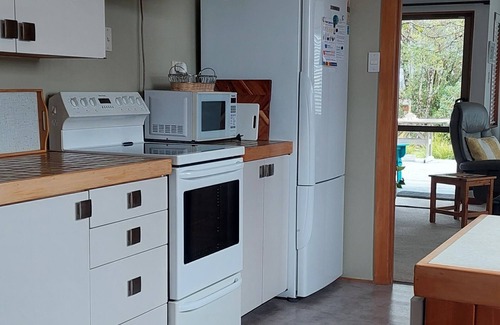 Bronte Cottage | Bronte Tides Cottage. nStunning bay view - A restful, cosy 2 bedroom cottage