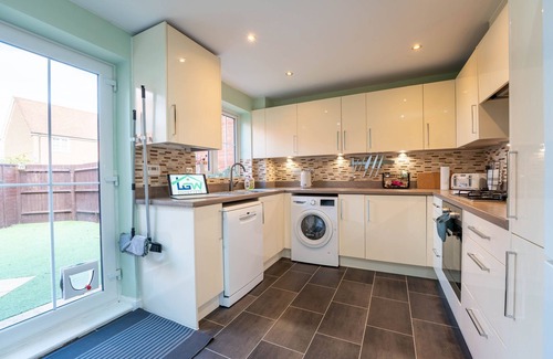 Horley House | Brookfield | 4BR House | Private Garden & Parking