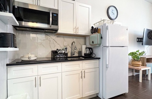 Spruce Hill Apartment | Brooklyn Vibe Meets UPenn: Stylish 1BR - Sleeps 3