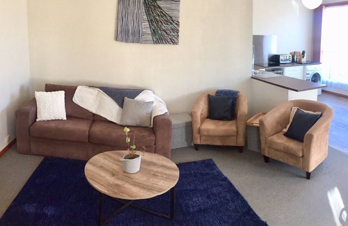 Bell Park Apartment | ⭐BROOKS⭐BFast,WiFi,Nflx⭐UberEats, Walk2Shop,