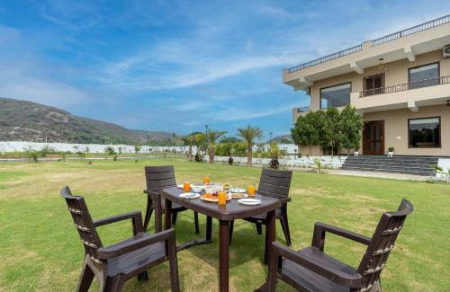 Faridabad Villa | BrookVale Manor by StayVista - Private Pool, BBQ, Views at Haryana