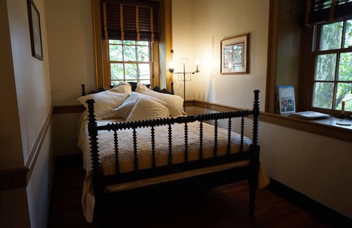 Reinholds Bed & Breakfast | Brownstone Colonial Inn