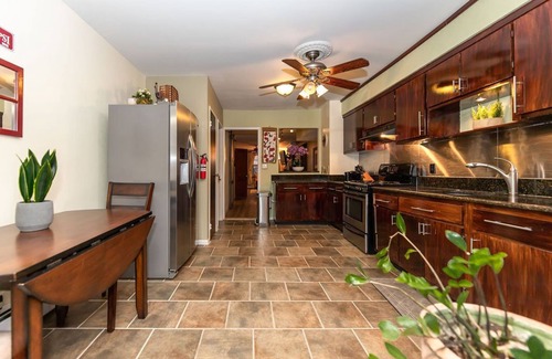 Jersey City Apartment | Brownstone duplex with hot tub and koi pond 20 mins drive from NYC