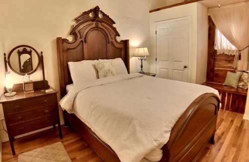 Eureka Springs Historic District Apartment | Brownstone Innkeeper Iconic Location Walk to Dwntn