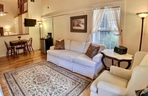 Eureka Springs Historic District Apartment | Brownstone Innkeeper Iconic Location Walk to Dwntn